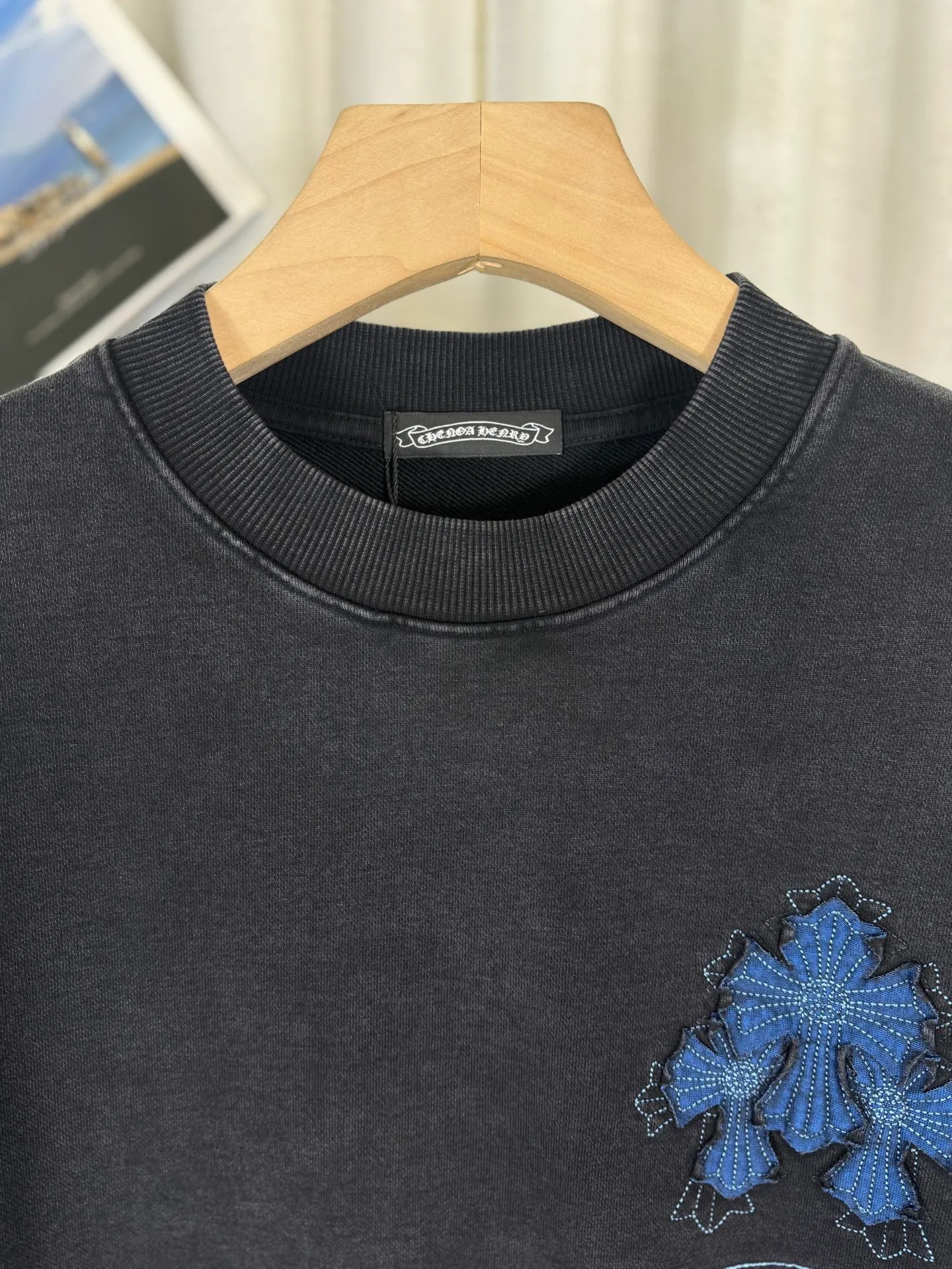 P280 top version, real shot without P, ​​different from market currency) 𝗖𝗵𝗿𝗼𝗺𝗲 𝗛𝗲𝗮𝗿𝘁𝘀/Cro Heart 2025 washed patch embroidery autumn and winter new original single counter American laser burnt 3D three-dimensional patch embroidery couple casual sweatshirt 👑The highest version! Customized fabric 430g tripe terry fabric! American acid-washed and distressed original fabric laser burnt ✟appliqué embroidery and exquisite embroidery of letters! The best-selling model in the counter, very comfortable to wear. Accessories: original molded and authenticated collar label➕100% silk wash label. Genuine purchase-grade original hangtag➕matching hanging rope➕3D hanging beads➕original packaging bag. Craftsmanship: The original version has consistent wiring! The highest version of the armhole matching technique! Color: Gray Black Size: S M L XL Style No.: 9325